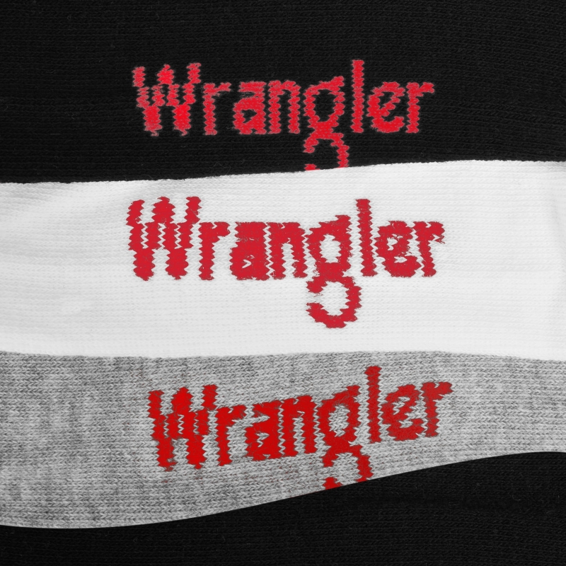 Zbliżenie haftu logo Wrangler na trzech kolorach skarpet