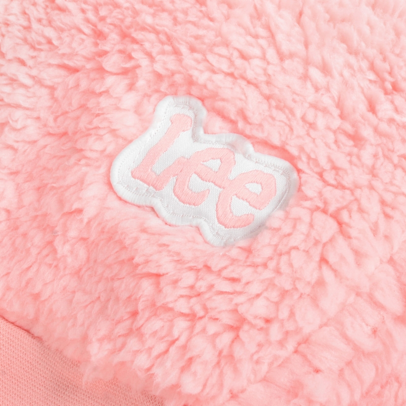 Zbliżenie na logo Lee na miękkim materiale