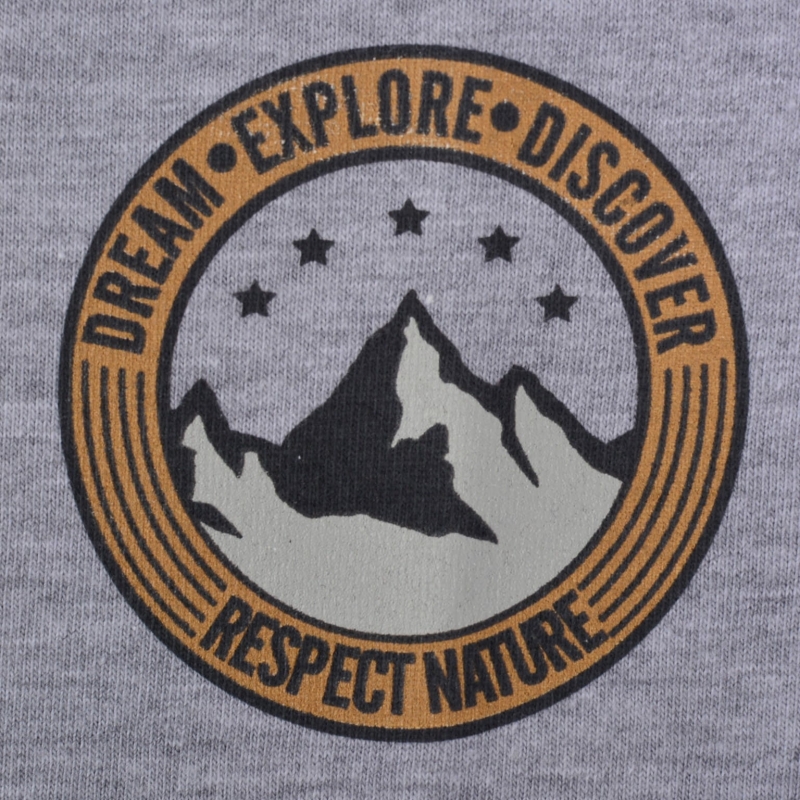 Nadruk z góry piżamy Cornette z napisem Respect Nature.