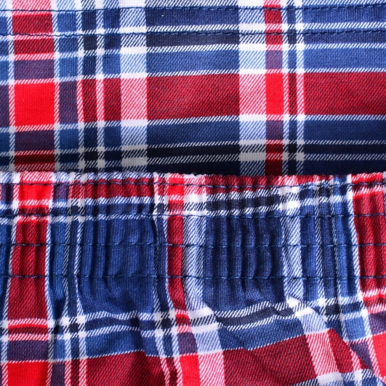 Elastyczny pas spodni w kratę z piżamy Cornette.