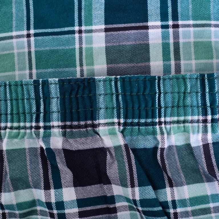 Elastyczny pas spodni w kratę z męskiej piżamy Cornette.
