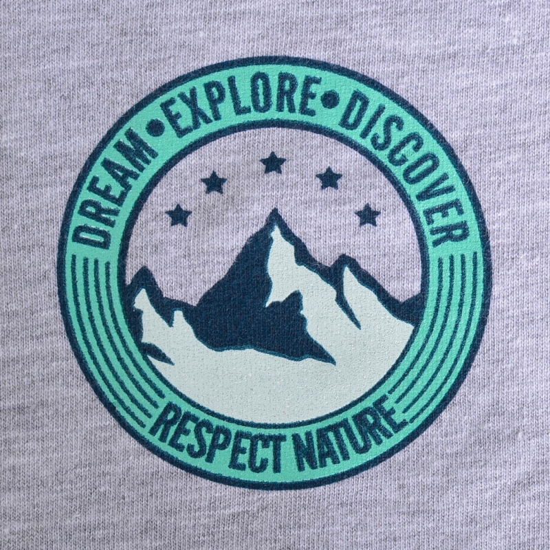 Nadruk gór z napisem Respect Nature na piżamie męskiej Cornette.