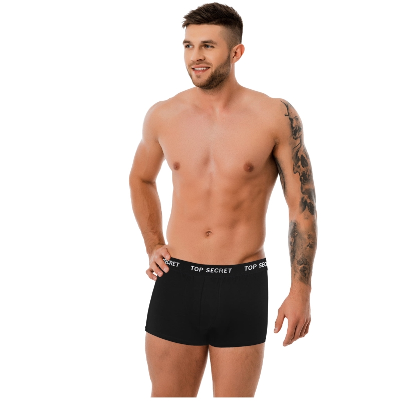 Czarne bokserki męskie Umbro prezentowane na modelu