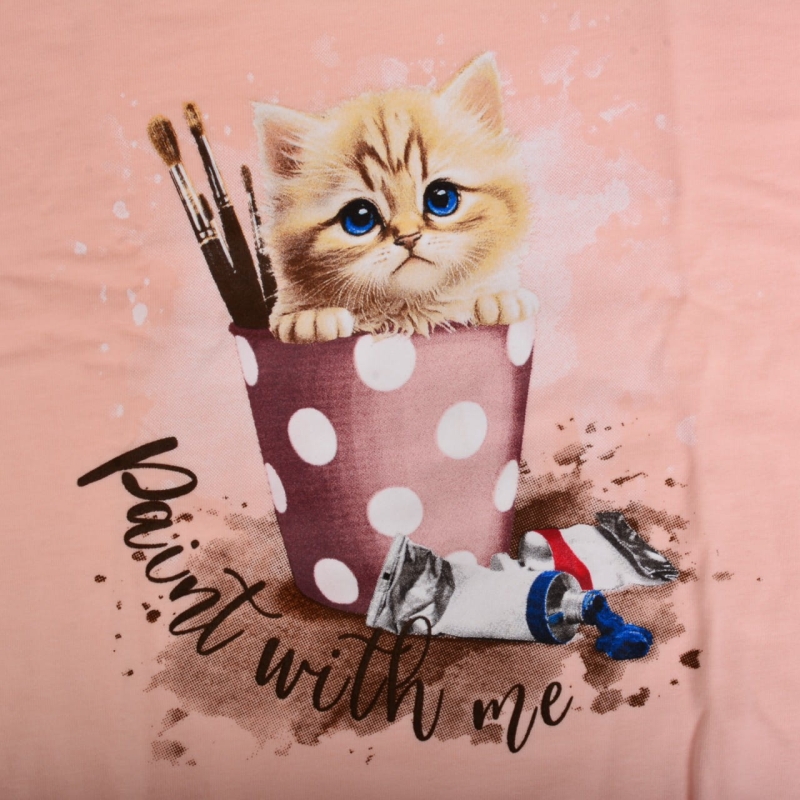 Nadruk z kotkiem w kubku i napisem "Paint with me" na piżamie Cornette.
