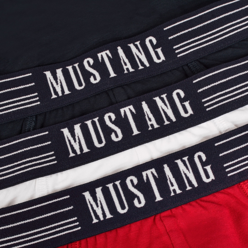 Zbliżenie na pas bokserek Mustang: czerwony, biały, granat