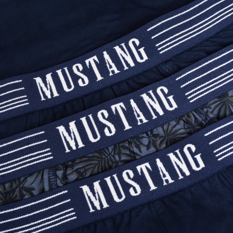 Zbliżenie na granatowe gumy bokserek Mustang z logo