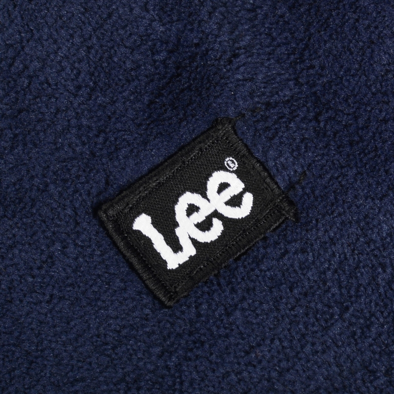 Zbliżenie na haftowane logo Lee na granatowym szlafroku.