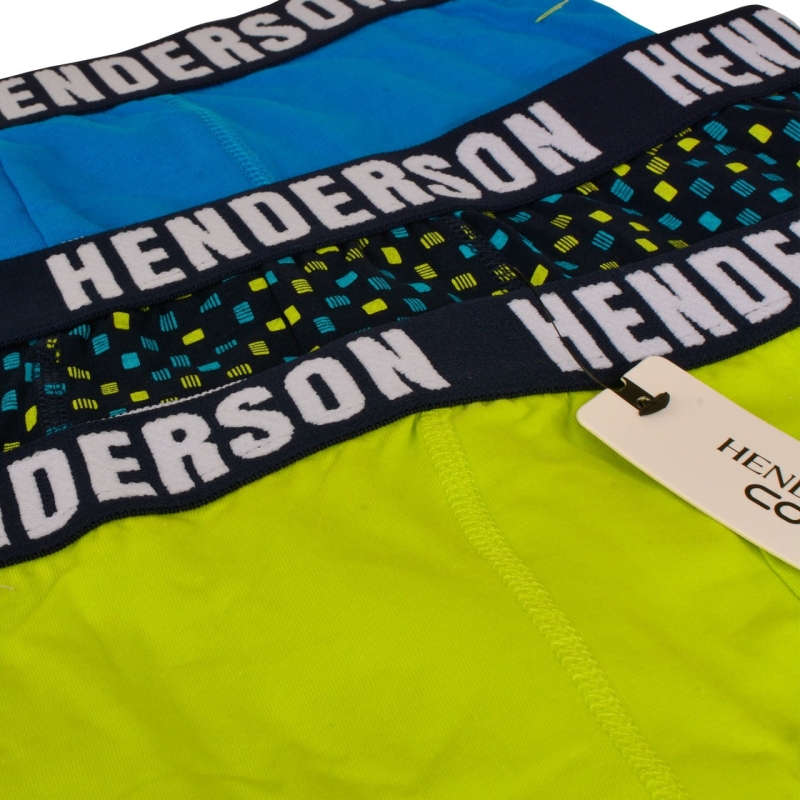 Zbliżenie na 3 wzory bokserek Henderson z metką