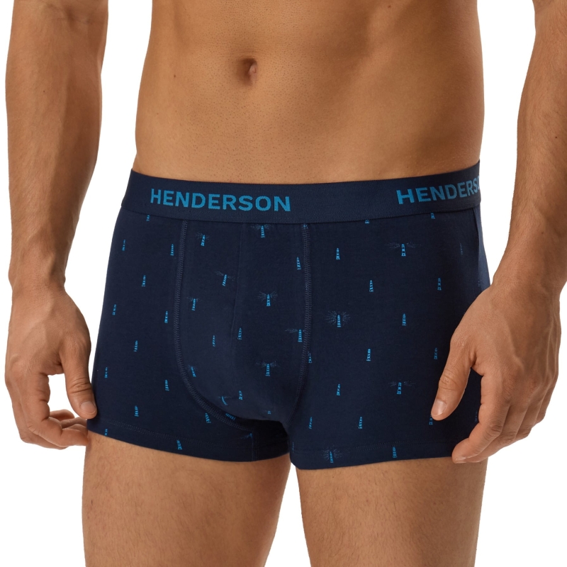 Zbliżenie na granatowe bokserki Henderson na modelu