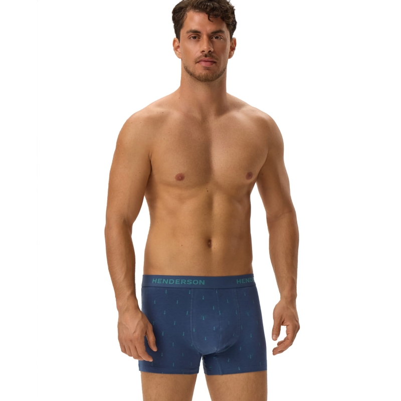Model w niebieskich bokserkach Henderson z latarniami