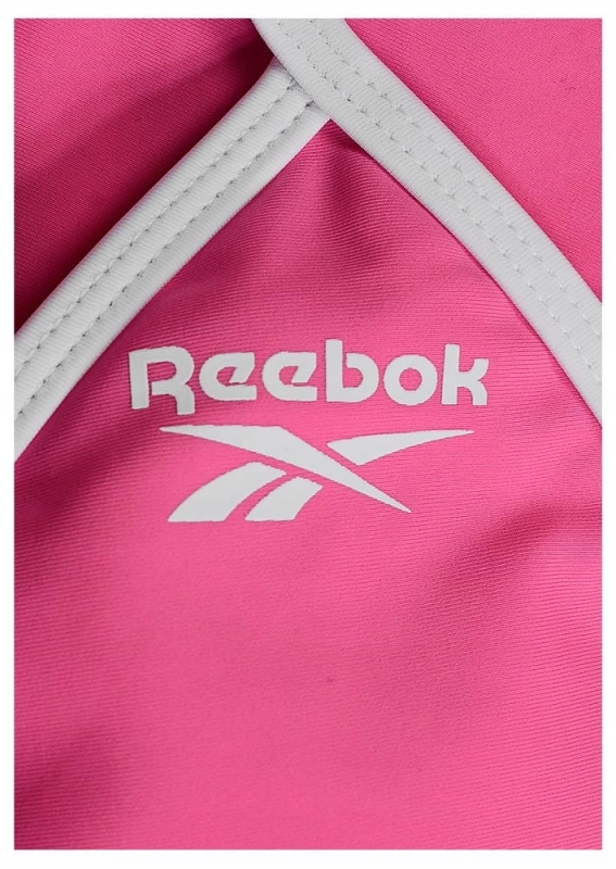 Zbliżenie na logo damskiego topu kąpielowego Reebok