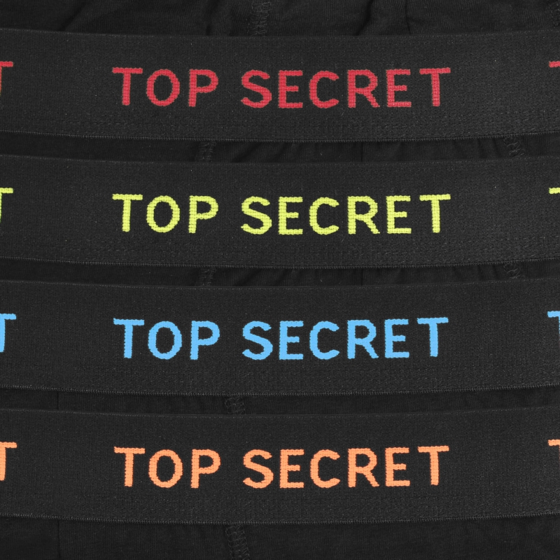 Logo Top Secret w czterech kolorach: czerwonym, zielonym, niebieskim i pomarańczowym