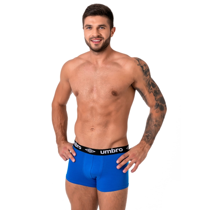 Model w bokserkach męskich Umbro z kolorowym logo.