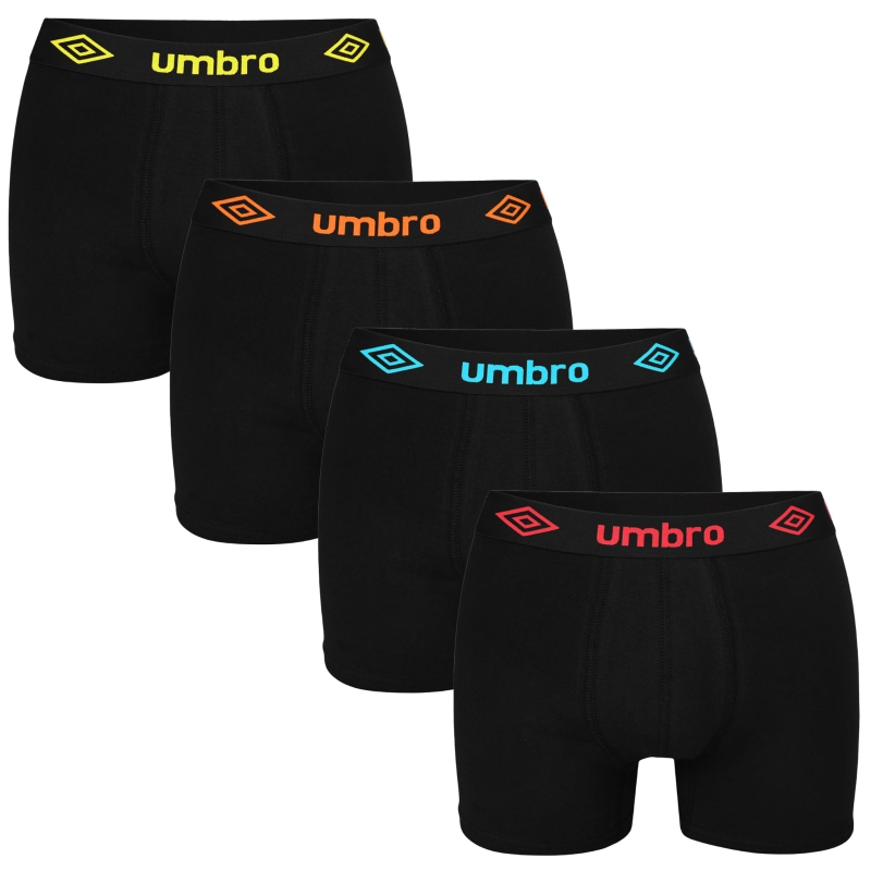 Zestaw czterech par czarnych bokserek Umbro z gumą ozdobioną kolorowym logo.