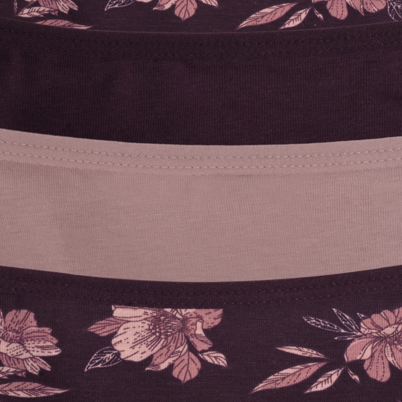 Zbliżenie elastycznej gumki w trzech odcieniach różu