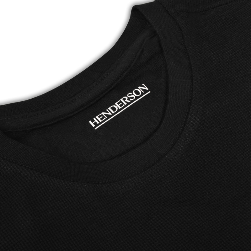 Zbliżenie na dekolt bluzy Henderson z logo
