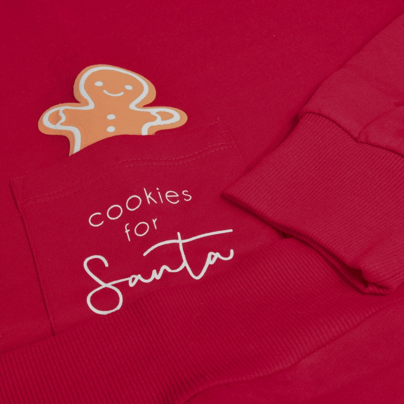 Zbliżenie na świąteczny nadruk i miękki materiał czerwonej bluzy Henderson.