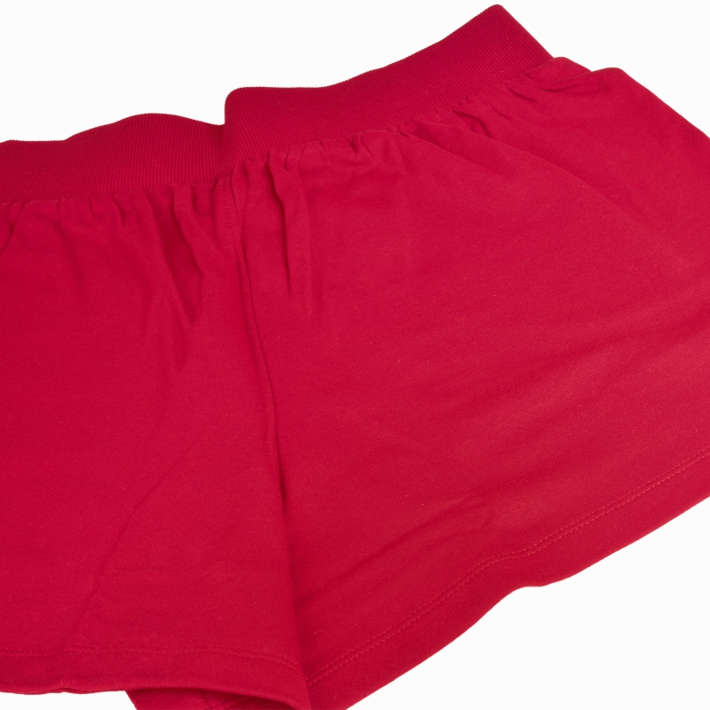 Krótkie czerwone szorty Henderson z kompletu świątecznego, zaprezentowane oddzielnie.