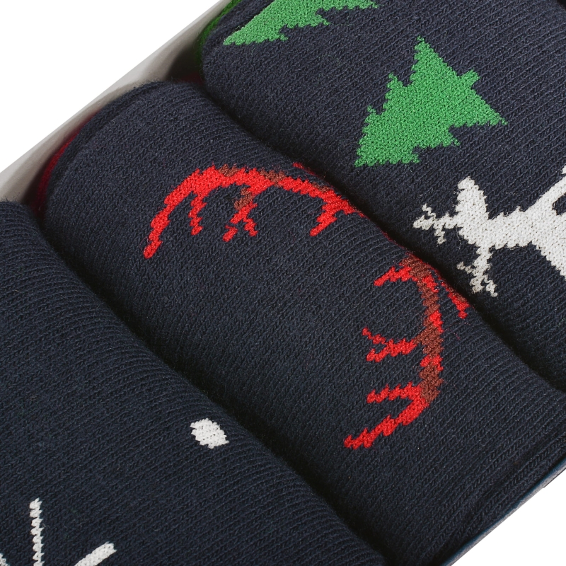 Makrofotografia świątecznego wzoru na skarpecie Lee Cooper z białymi i czerwonymi detalami.