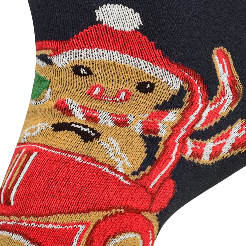 Zbliżenie na dzianinę skarpet Lee Cooper z kolorowym wzorem piernikowego ludzika.