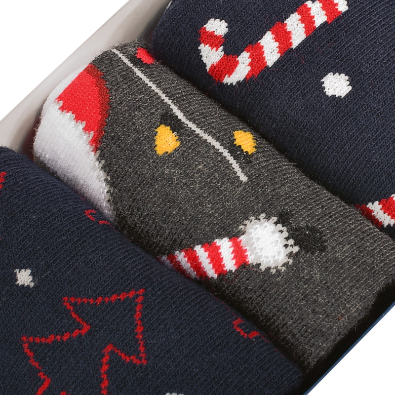 Makrofotografia świątecznego wzoru na skarpecie Lee Cooper w czerwono-białej kolorystyce.