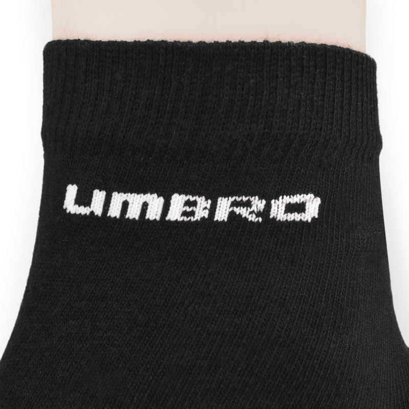 Detal tkaniny skarpet Umbro – bawełniany splot zapewniający wygodę i przewiewność.