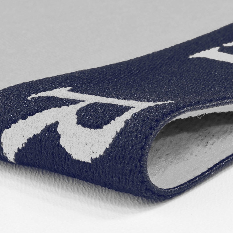 Zbliżenie na gumę z logo Replay na granatowych bokserkach.