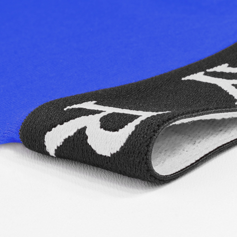 Zbliżenie na gumę z logo Replay w bokserkach męskich.