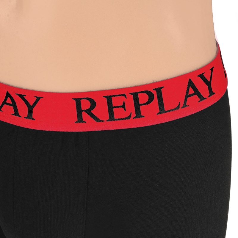 Zbliżenie na elastyczną gumę z dużym logo Replay.