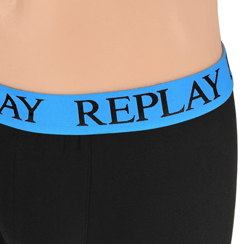 Zbliżenie na gumę z logo Replay w bokserkach męskich.