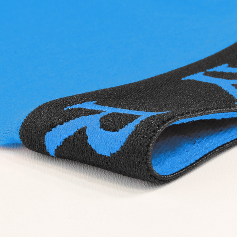 Detal materiału bawełnianych bokserek Replay w kolorach czarnym i niebieskim.