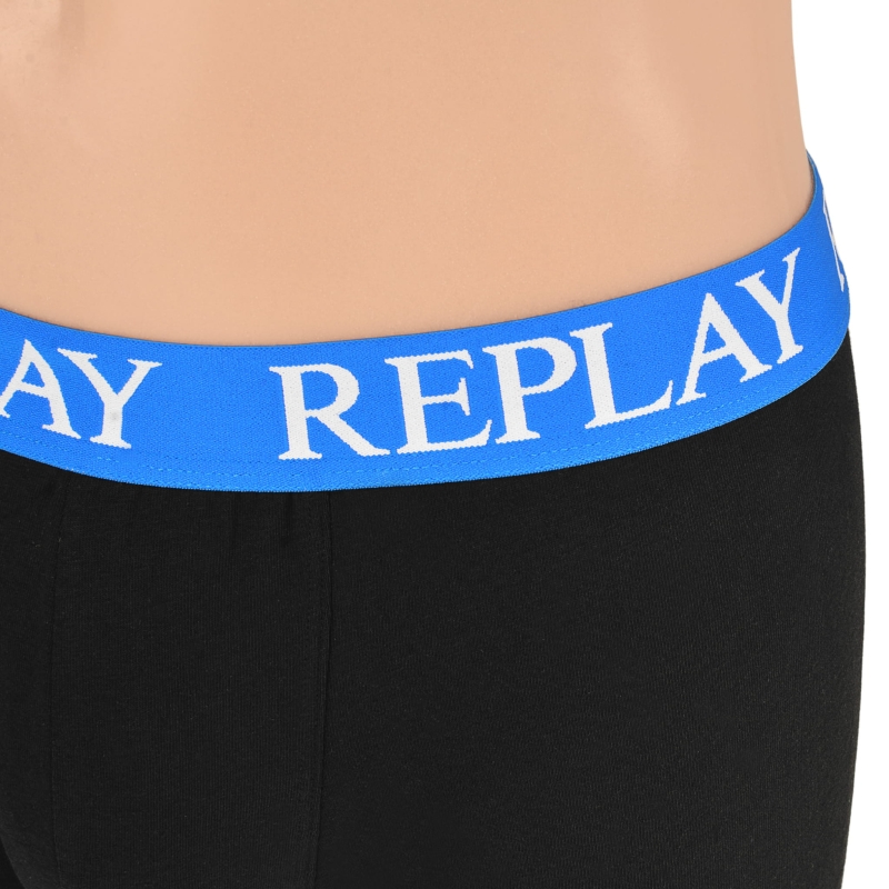 Zbliżenie na elastyczną gumę z logo Replay.