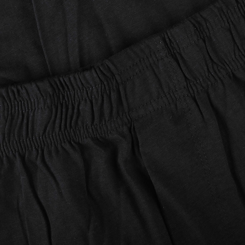 Zbliżenie na czarną gumkę w spodniach piżamowych