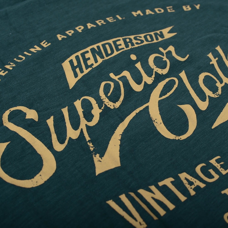 Detal nadruku Superior na bluzce piżamy Henderson