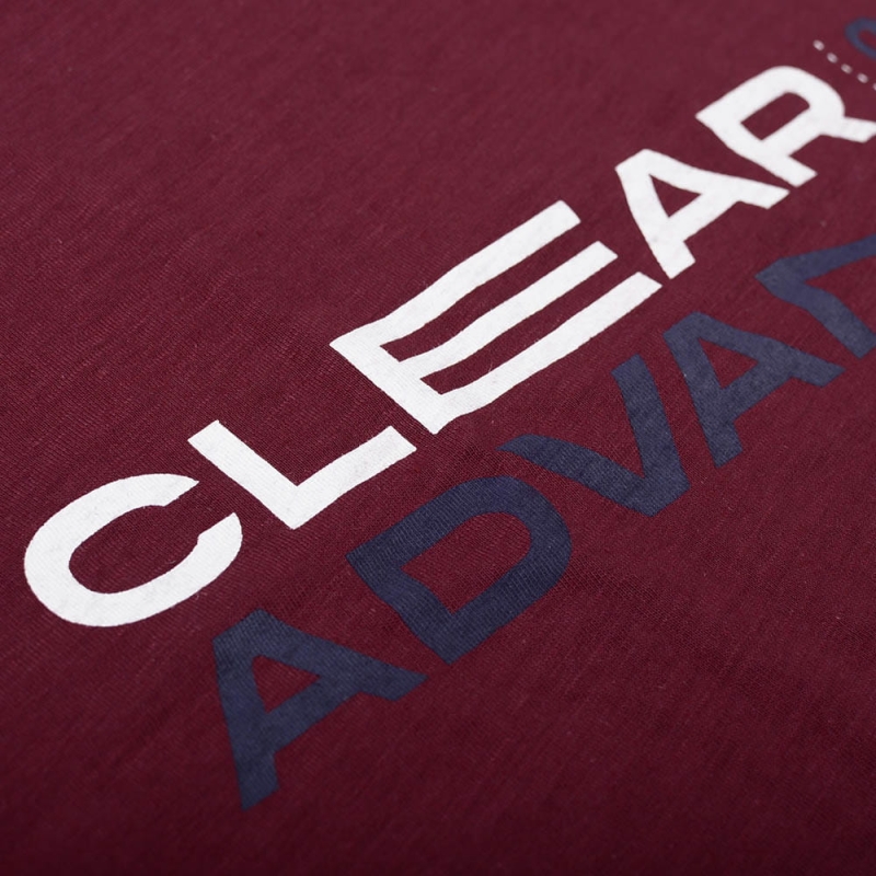 Nadruk CLEAR ADVANTAGE na bordowej koszulce piżamy