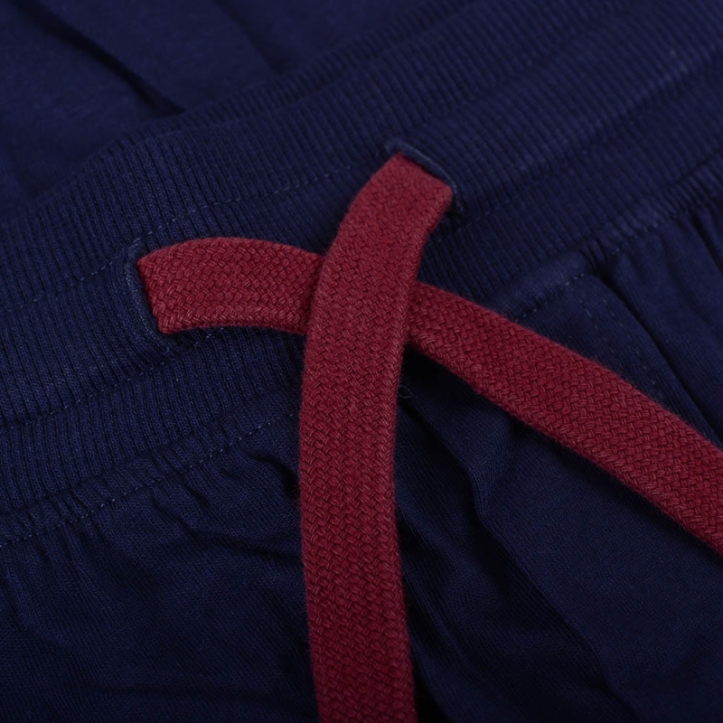 Zbliżenie na wiązanie spodni piżamy w kolorze granatowym