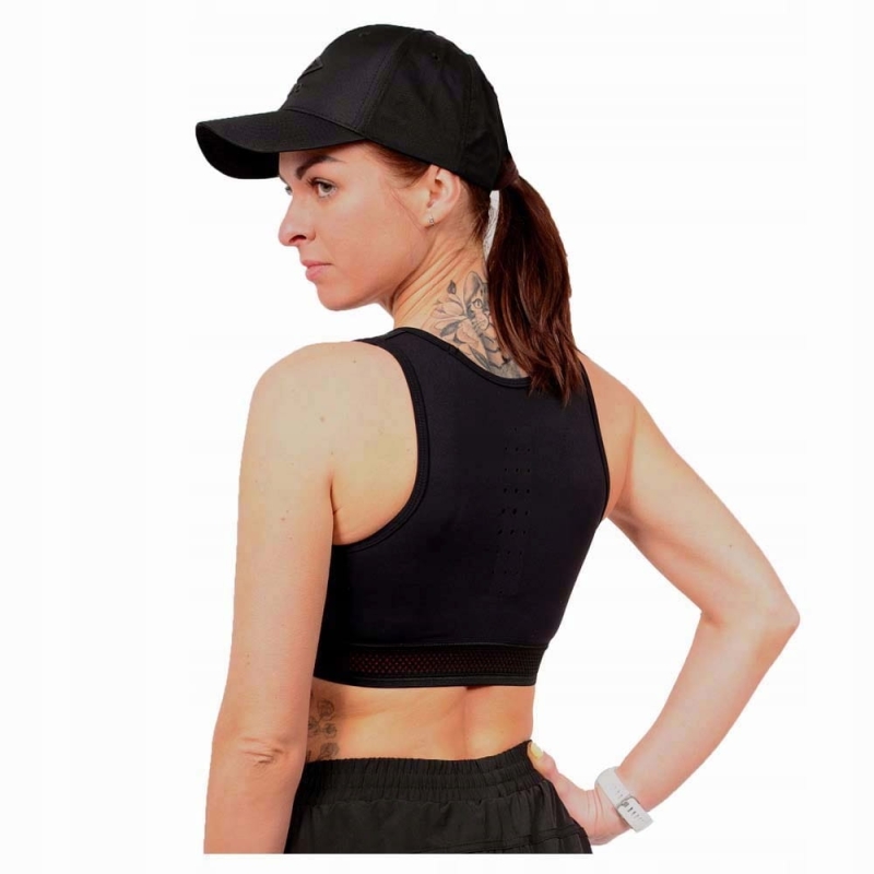Kobieta w biustonoszu sportowym czarnym UMBRO Model