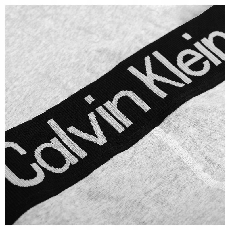 Zbliżenie na logo Calvin Klein na pasie legginsów