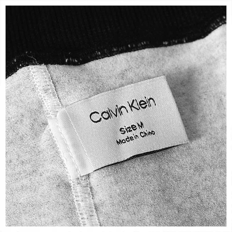 Metka z rozmiarem M legginsów Calvin Klein – detal