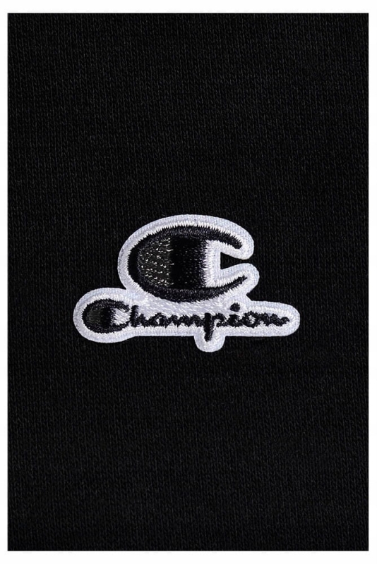 Zbliżenie na logo czarnej bluzy damskiej Champion