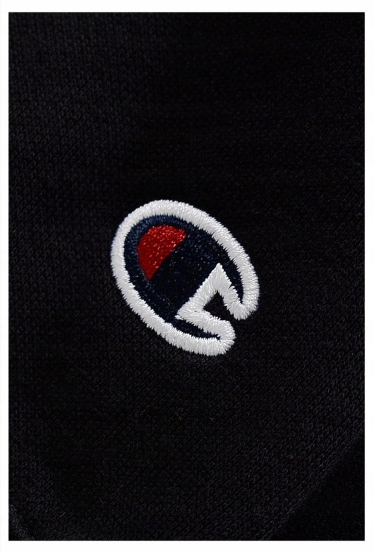 Zbliżenie na logo czarnej bluzy damskiej Champion