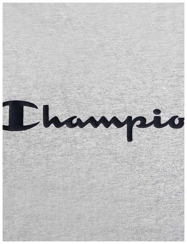 Zbliżenie na czarne logo Champion na szarej koszulce damskiej