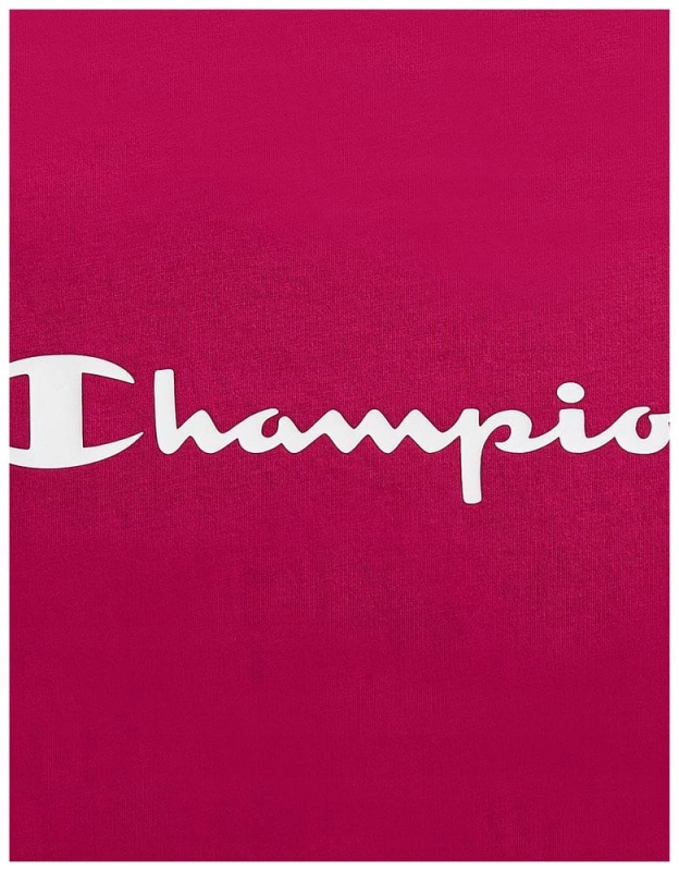 Zbliżenie na logo różowej koszulki damskiej Champion