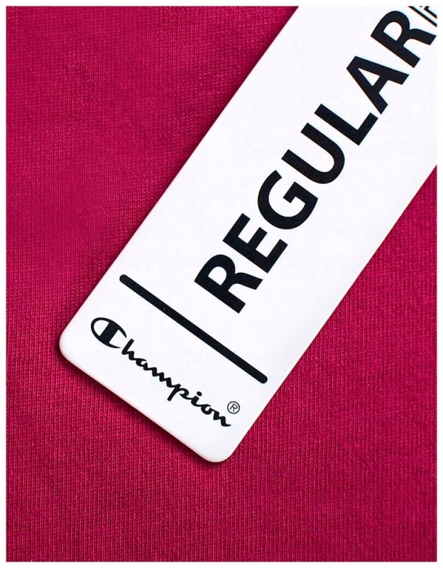 Zbliżenie na metkę różowej koszulki damskiej Champion