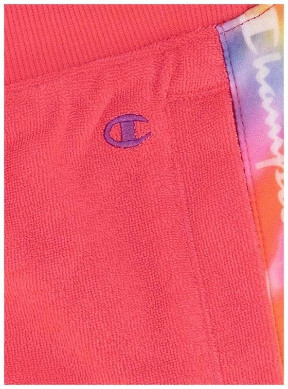 Zbliżenie na logo na różowych spodenkach damskich Champion