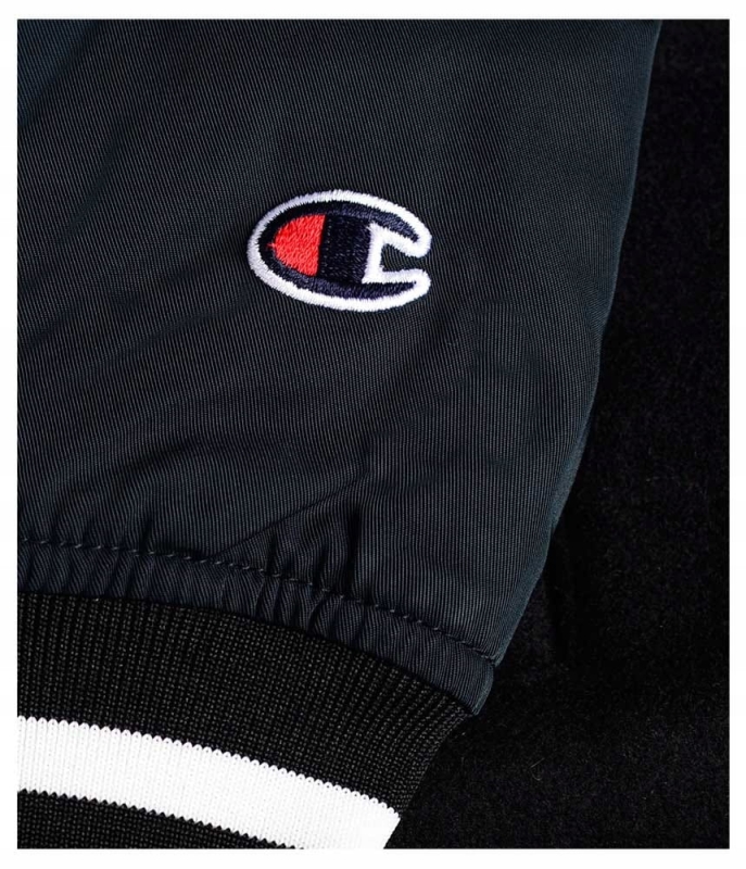 Logo Champion na rękawie kurtki varsity