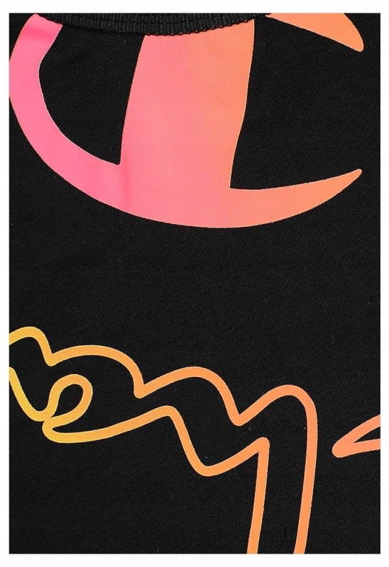 Zbliżenie na logo na czarnym topie sportowym Champion