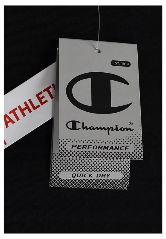 Zbliżenie na metkę czarnego topu sportowym Champion