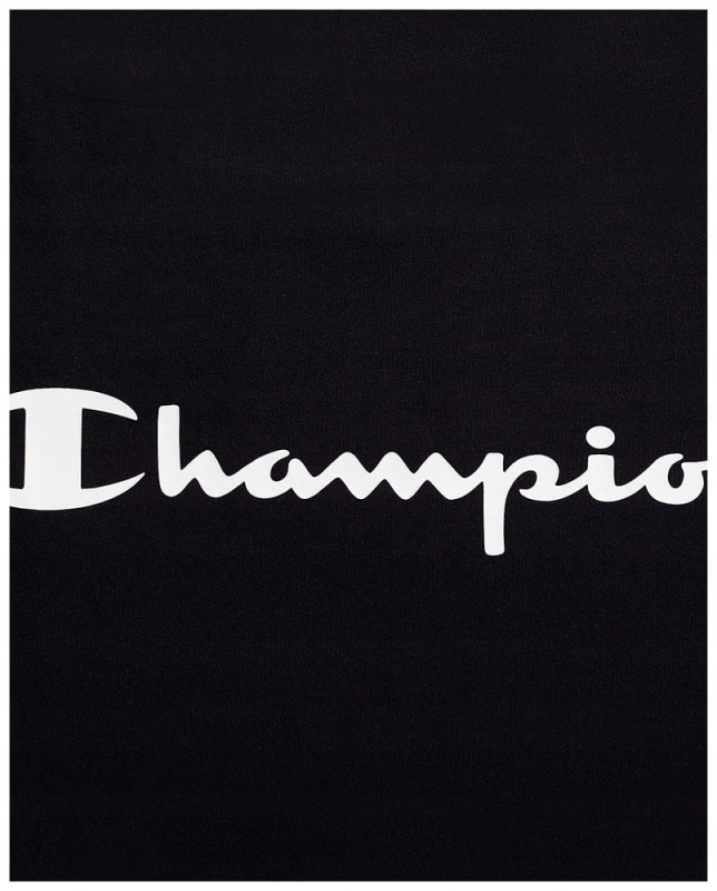 Zbliżenie na logo na koszulce damskiej Champion