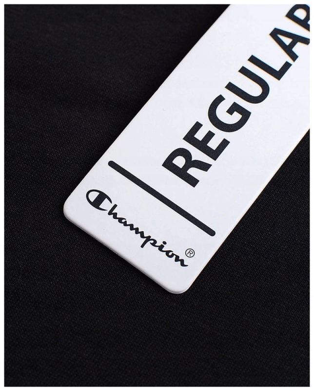 Zbliżenie na metkę czarnej koszulki damskiej Champion